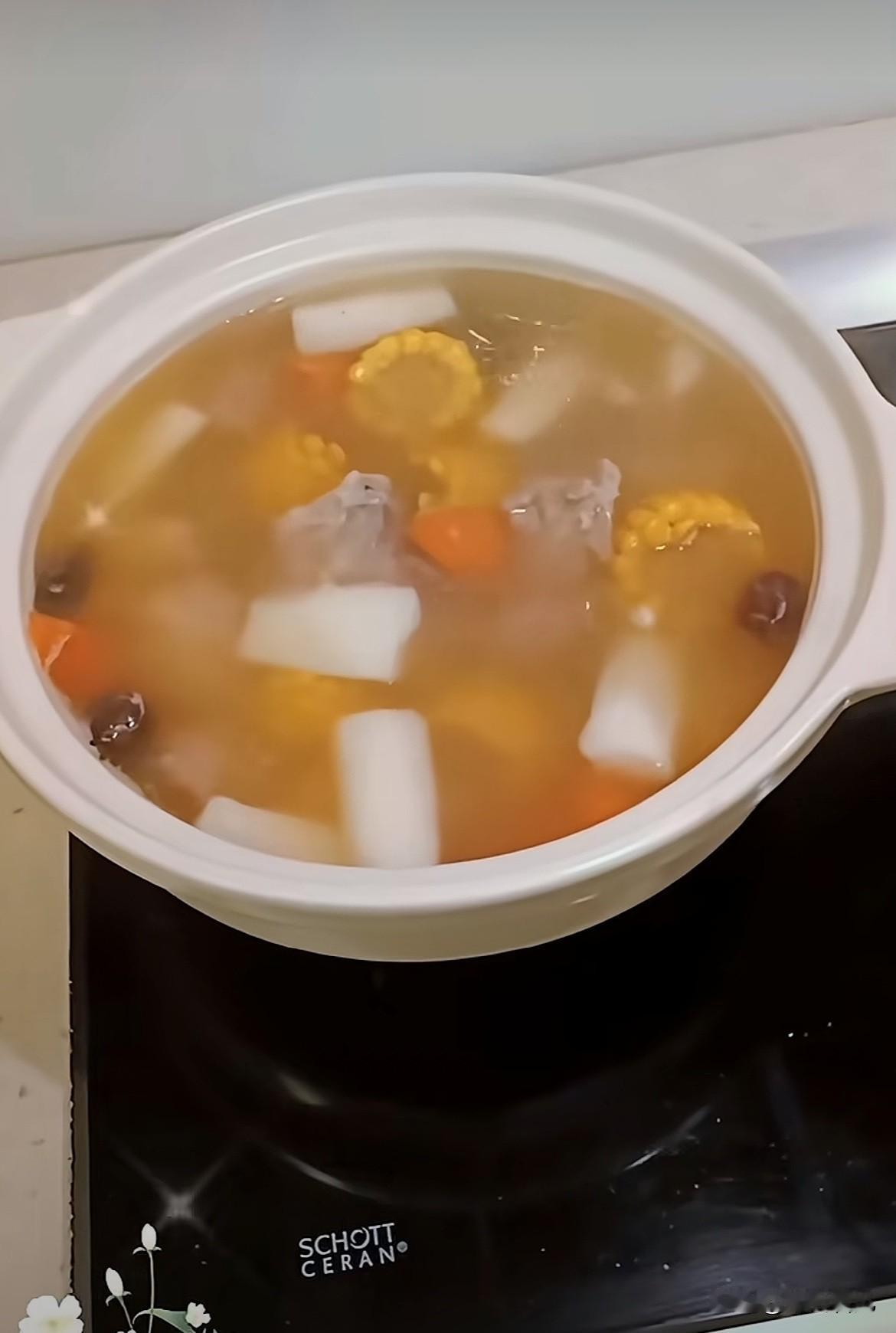 发现没？

小杨阿姨的手艺这些年在湾湾又进步不少啦！

瞧瞧这排骨玉米山药汤，做