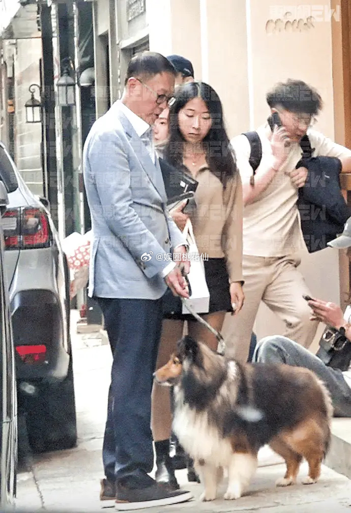 许晋亨在街头餐厅为李嘉欣等位，李嘉欣姗姗来迟，结婚18年仍恩爱 