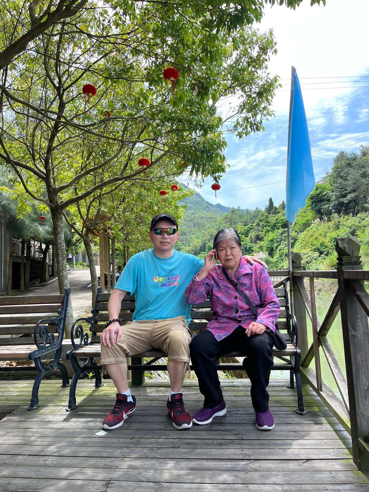 在看书中睡着了，母亲的微信视频惊醒了我。

她很开心的告诉我，她找到我写的文章和