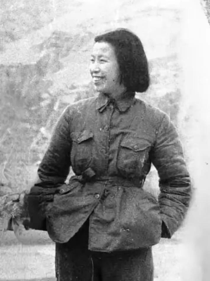 壁上红旗飘落照，西风漫卷孤城。保安人物一时新…