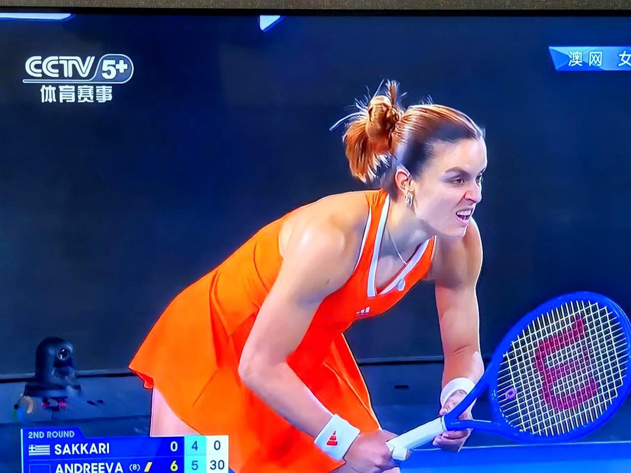 19岁的小将安德烈耶娃，只用了67分钟，就把前世界第三萨卡里按在玛格丽特·考特球