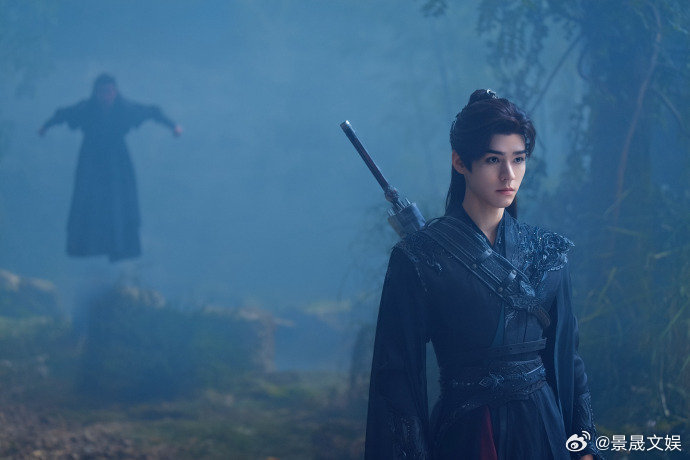 苏暮雨对战时招招致命，红绸翻飞的柔美与挥剑的刚劲形成反差，高空翻转，徒手硬抗的名