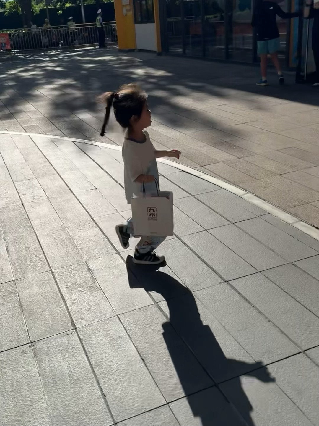 4岁儿童车门夹手10分钟没人管 等会儿？10分钟哭喊无人发现当妈的一分钟孩子没在