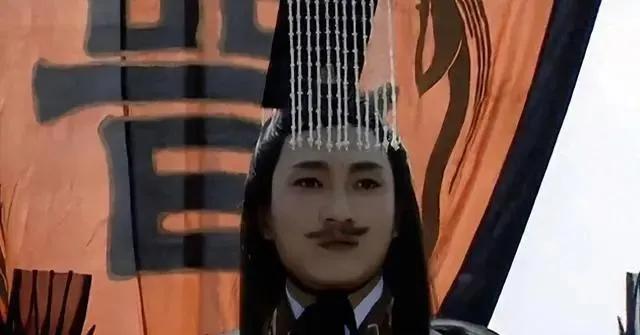 晋愍帝司马邺在长安登基时，长安人口不足百户，公私牛车加起来也只有四辆。在这种情况
