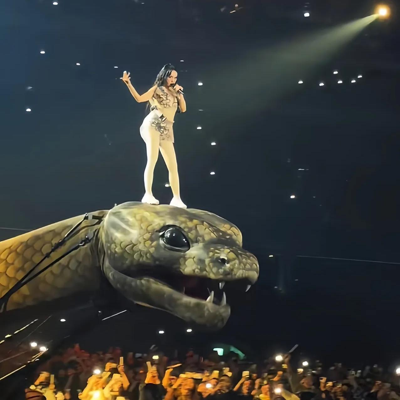 家人们，蔡依林专心搞起事业来，那飒劲简直无人能敌！最近她在台北的演唱会，直接给观