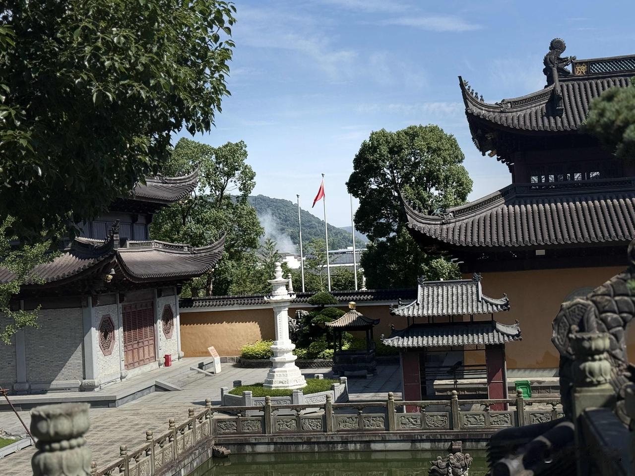 【人生这场戏一直在轮播，你相信轮回吗?】
开始，爹妈出去打工，把我们留在家里。后