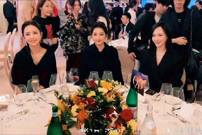 关晓彤确实不适合和佟丽娅，唐嫣坐一起，就像小孩坐到了大人桌 ​​​