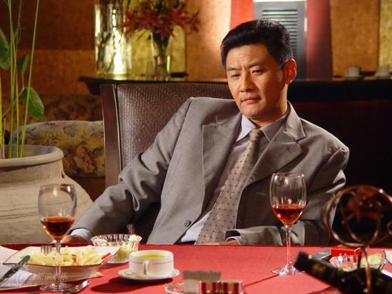 父亲是"中国影坛泰斗"、母亲是知名演员，他却在53岁客死异乡。这个人叫赵劲，19