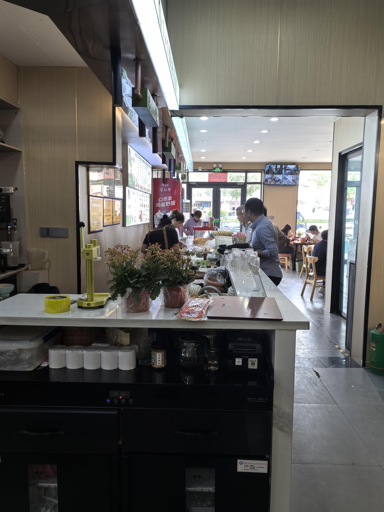 并非环境本身变差，而是社会形势发生了深层转变，人们的消费理念与习惯也随之迁移。普