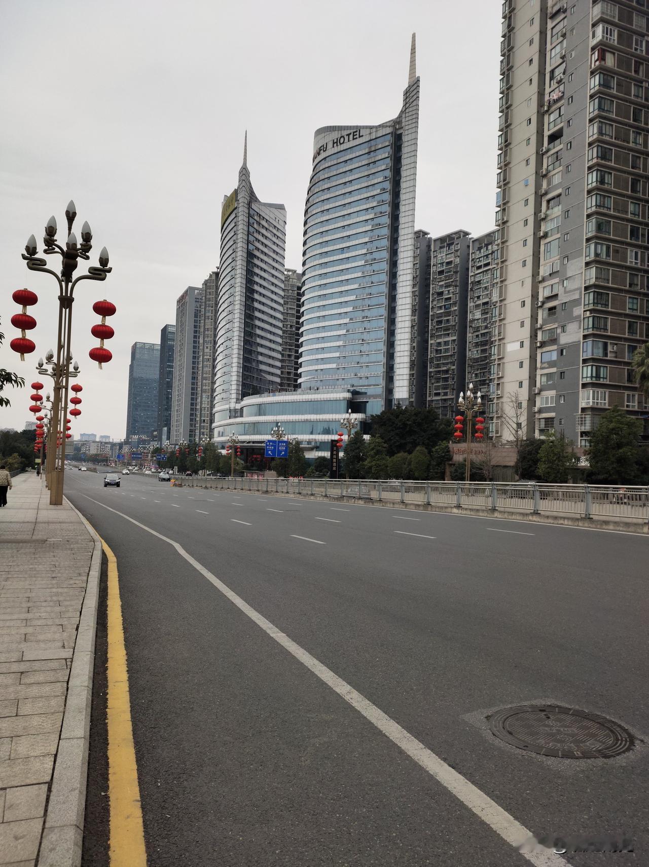 除夕市区的实况，今年的浮桥人还是比去年多些。