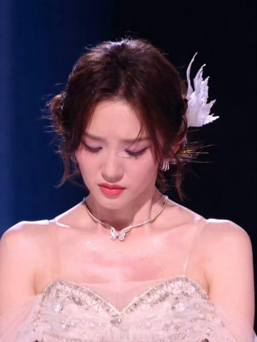 唐艺昕疑似皮肤病复发 还是多注意身体啊 