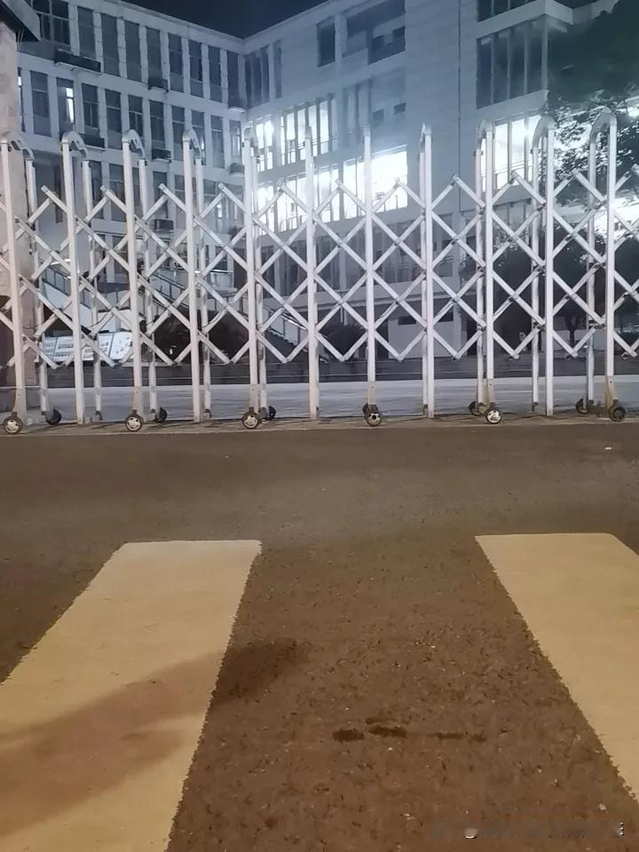 我的心在等待

假期，孩子们还继续上课，因为进入高三了。

学校宿舍在维修，所以