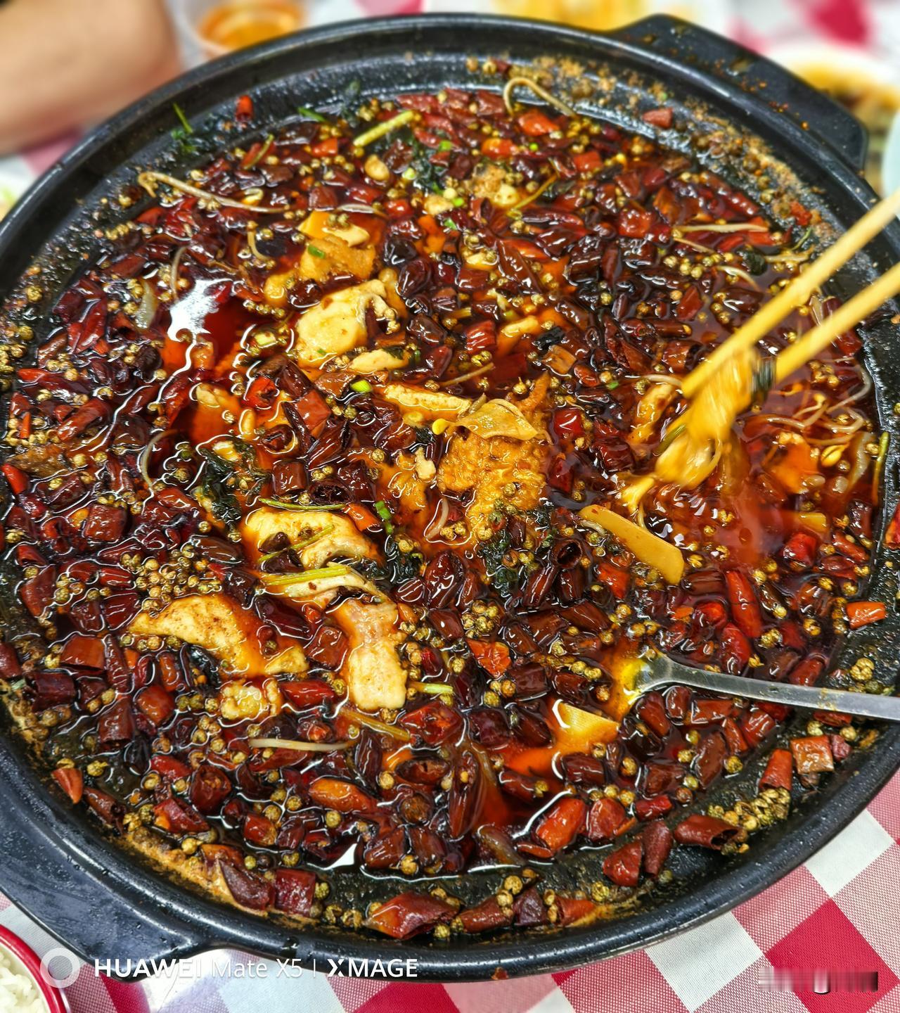 成都豆花鱼后村西路店，现已装饰一新，店里还增设了唯一的包间（己把原隔壁店盘过来了