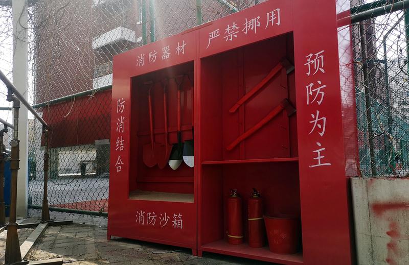 社区回应业主质疑小区消防柜里无设备。沈阳一业主质疑小区消防柜里无设备，当地社区：
