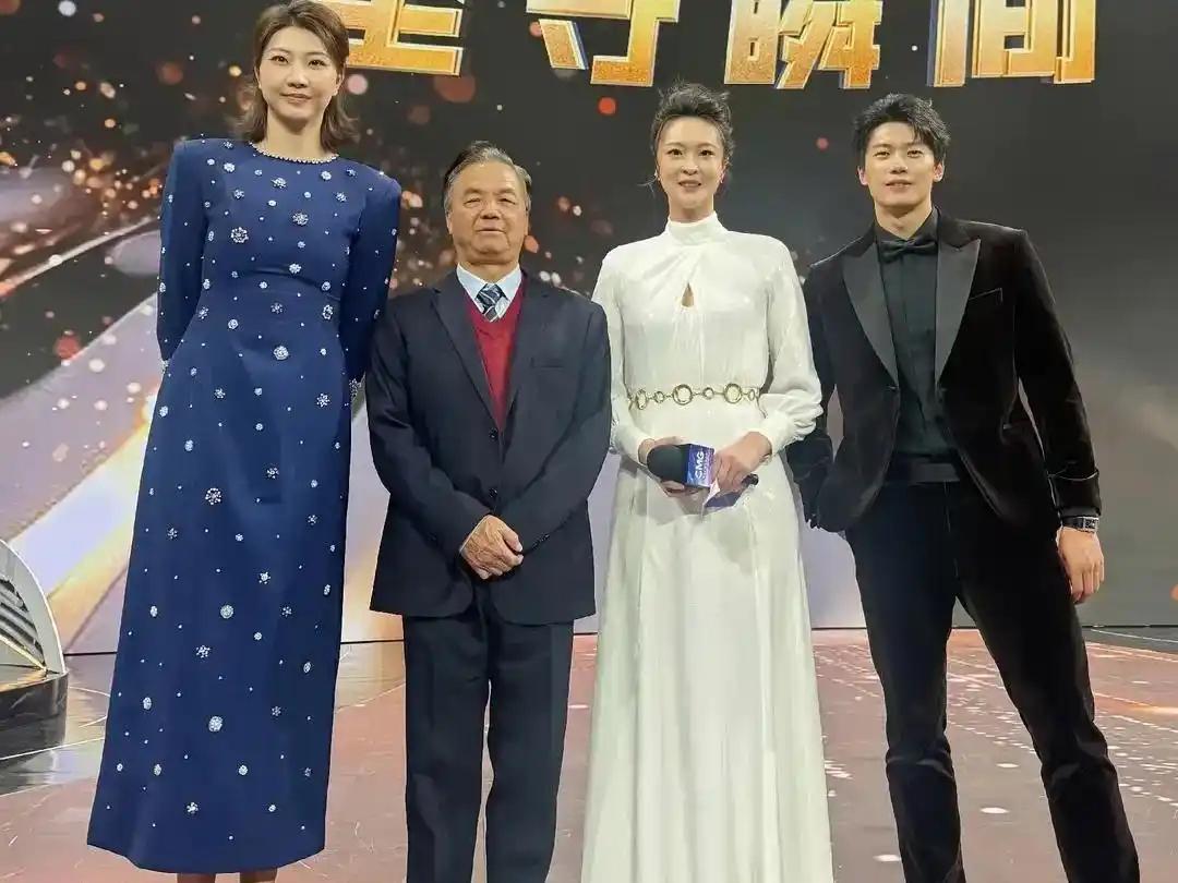 惠若琪以192cm身高完美驾驭白色礼服，无袖设计与胸口镂空尽显曼妙曲线，盘发红唇