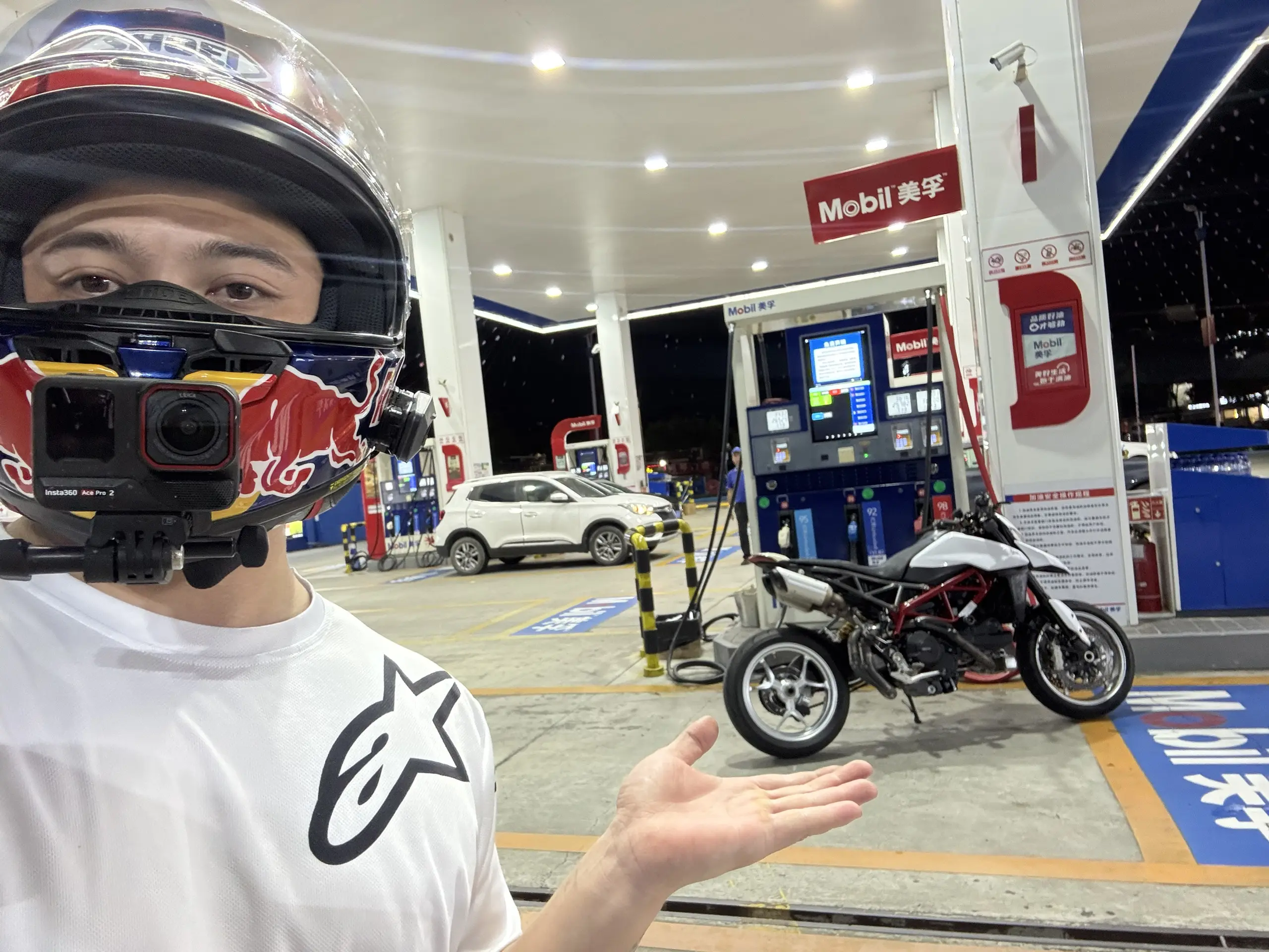 骇客950跑高速续航给大家测过了，120定速跑的话保守300公里里程...