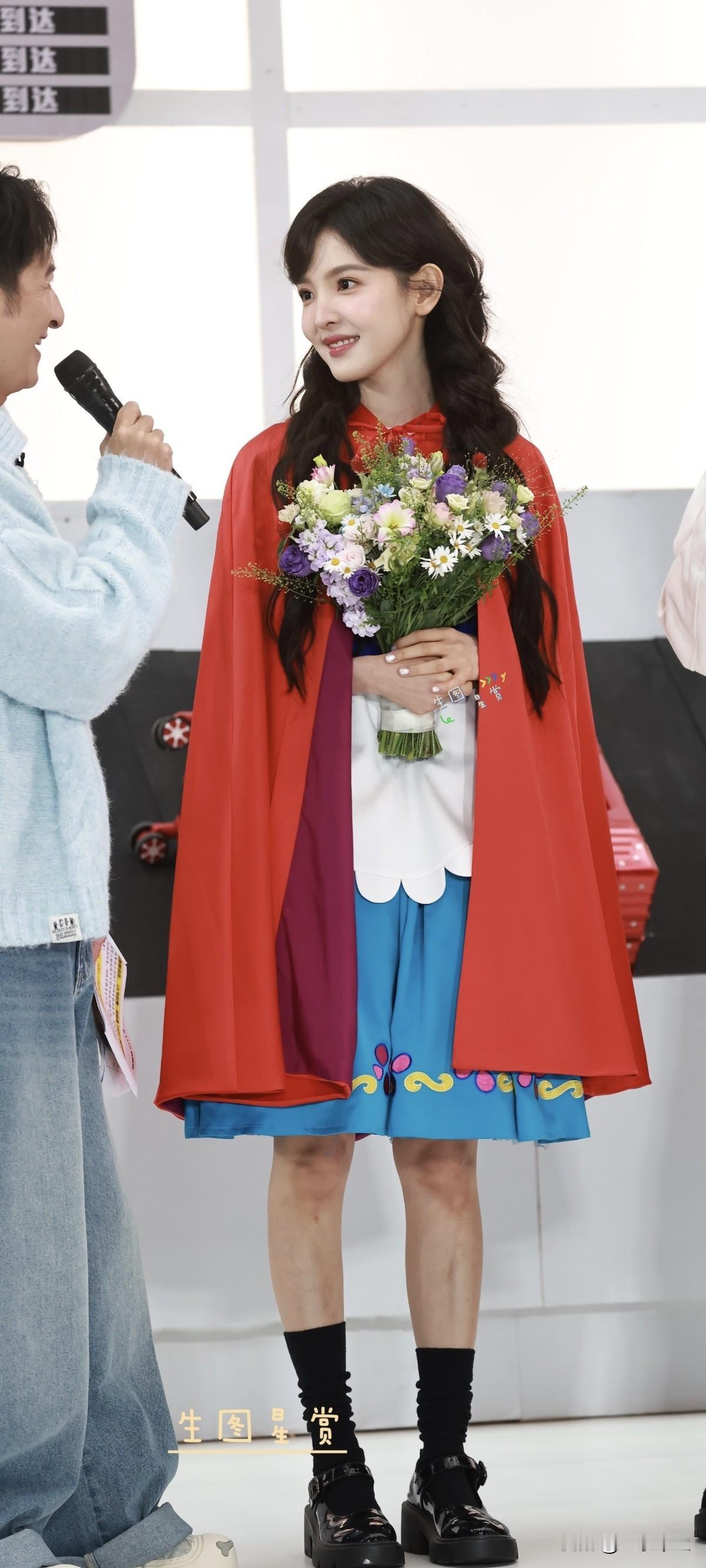 章若楠好六夜红毯&集市
鲜花配美楠，这小红帽造型，甜到我心里去了