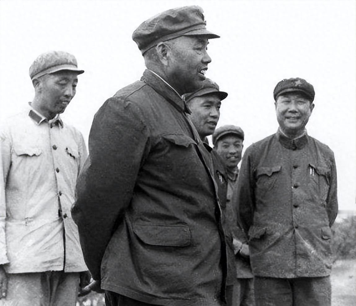 许世友家中遭窃，珍藏茅台酒被偷后，周恩来开玩笑说要送他两瓶弥补损失！
1953年