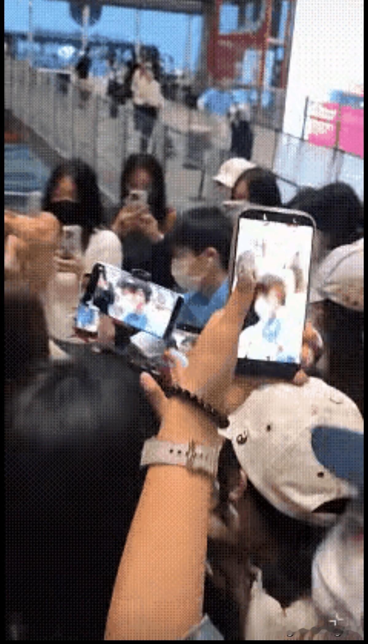 莎莎和王队今天随国乒大部队出发日本参加亚运会。

没想到在机场被一些追s的人围堵