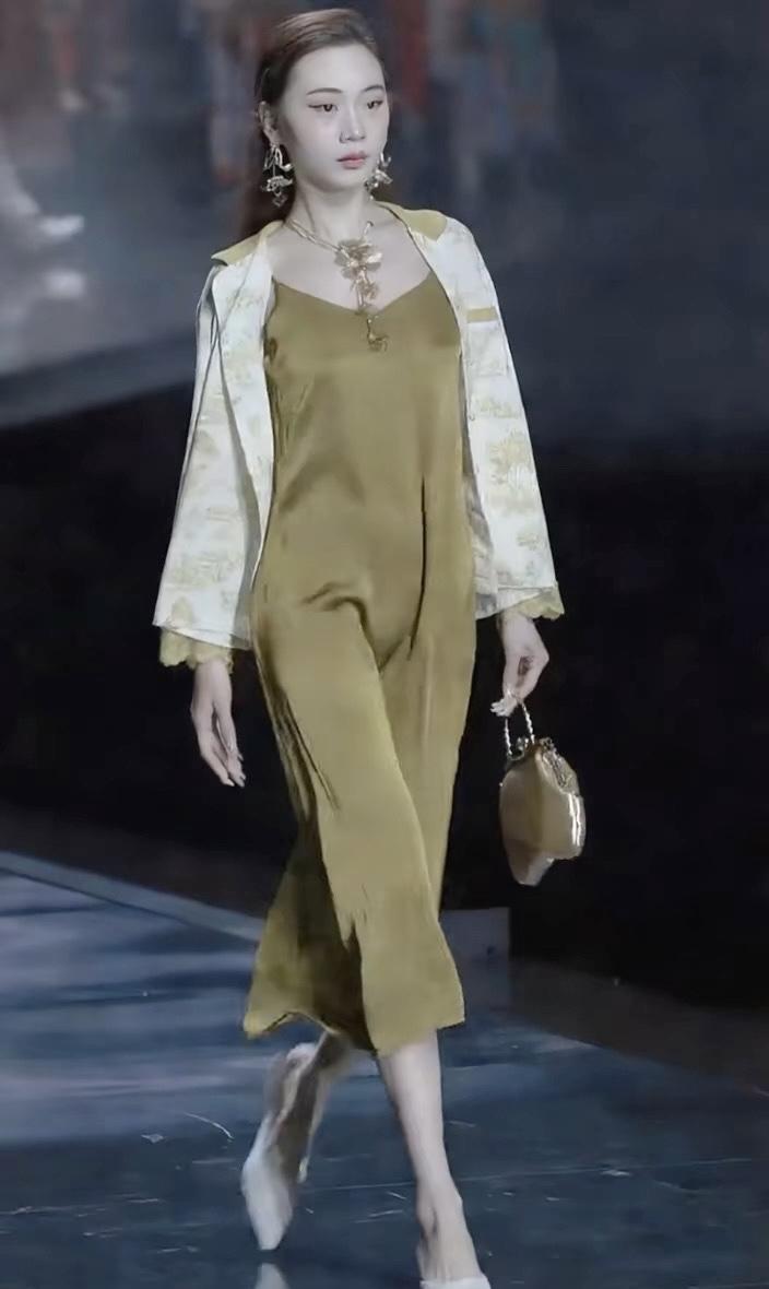 男孩女孩？可以在网上搜索一下有没有合适你的工作的地方😊事业上⬆️拼搏，女孩也可