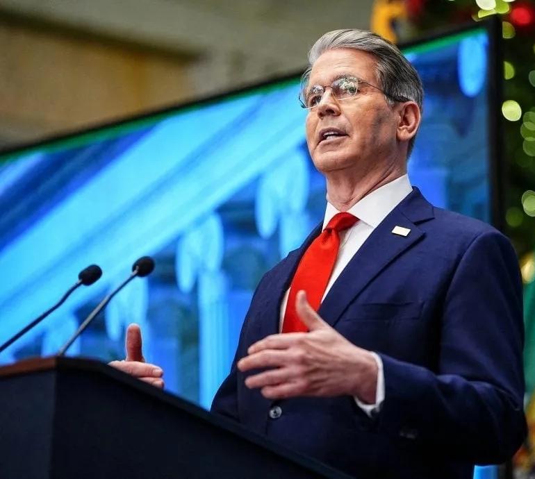 美国财政部长贝森特今晚在明尼苏达州宣布：从明天开始，凡是领取公共救济的人，一律不