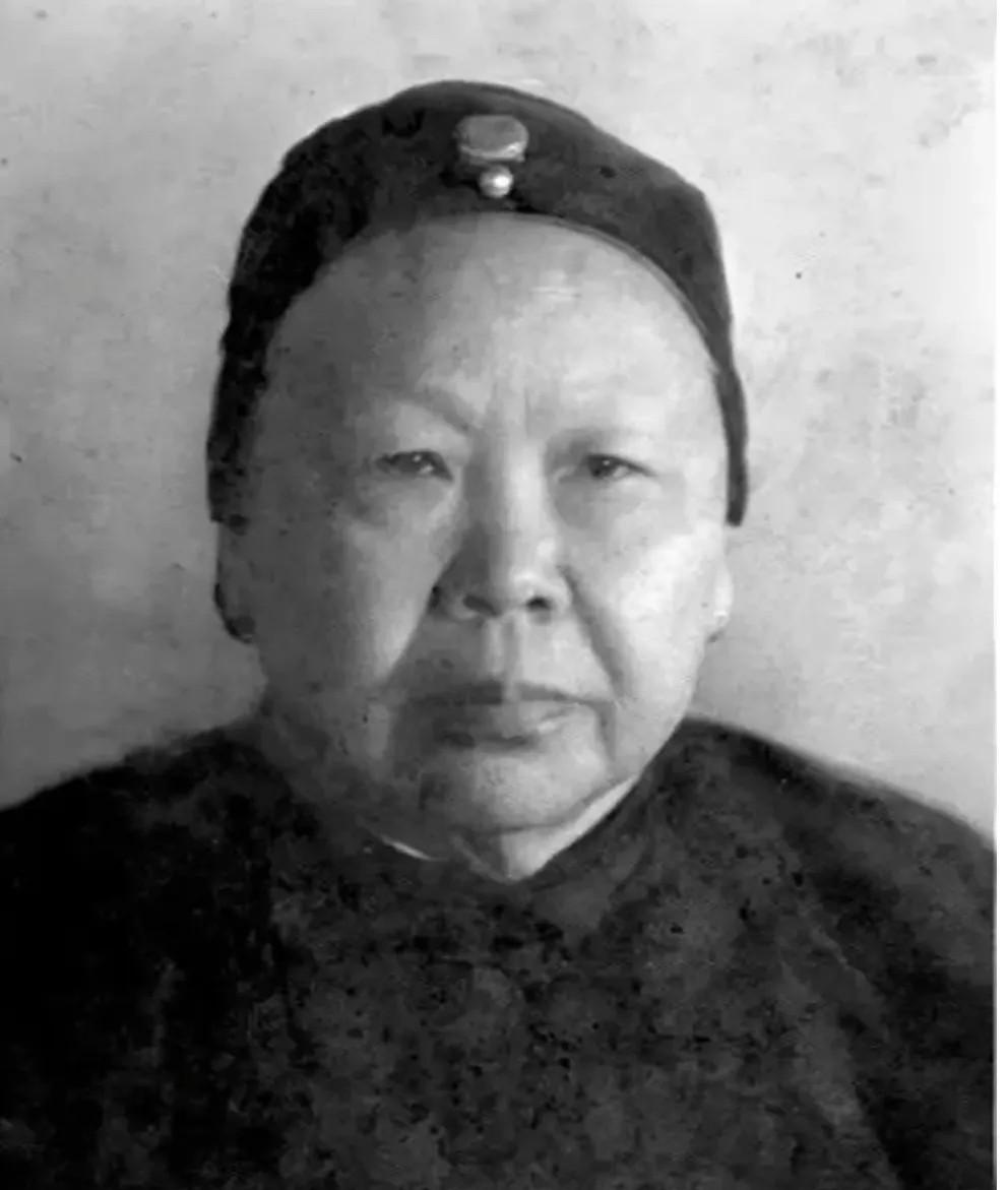 1934年夏天，38岁的傅斯年留学归来，拿出手帕擦掉满头大汗，咬牙掏出一笔“青 