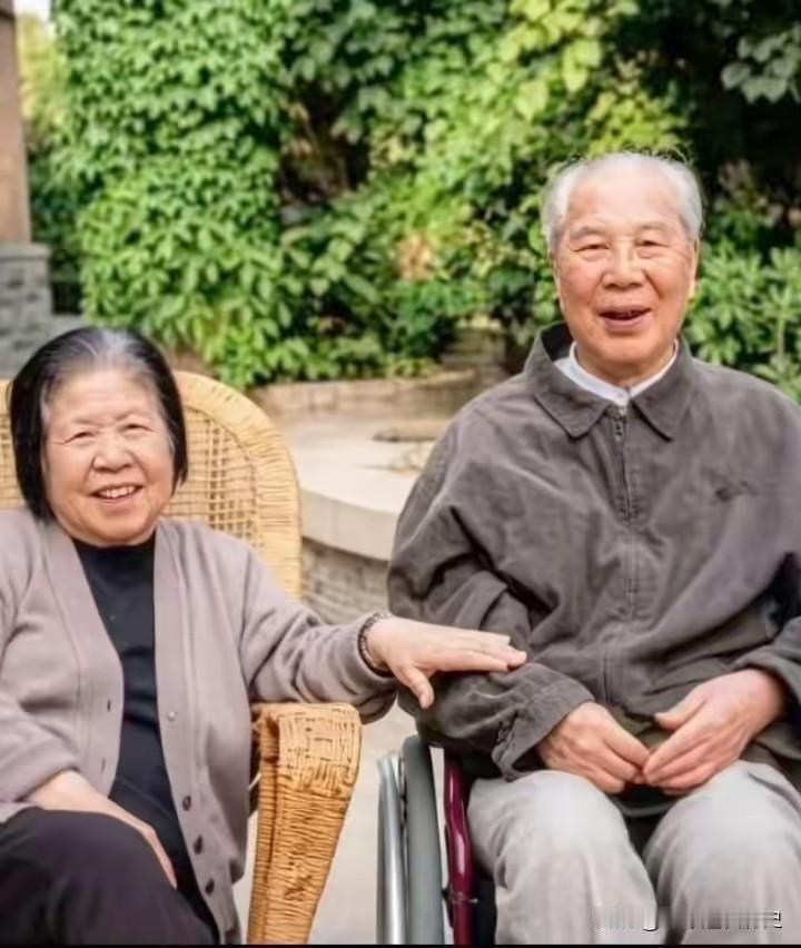 这张照片定格了晚年杨成武将军与夫人赵志珍相依相伴的温暖瞬间。
在庭院葱茏的绿意中