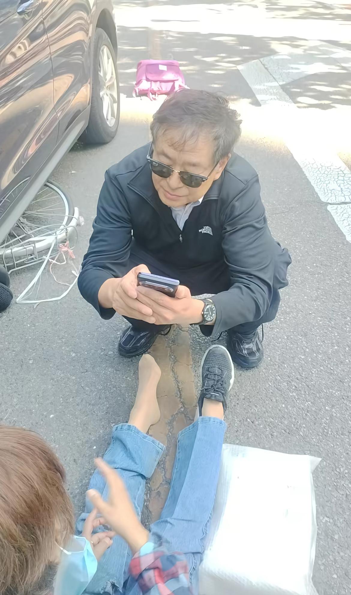 曝73岁老戏骨濮存昕发生交通事故！
现场画面曝光，对方鞋都掉了，自行车也在其车底