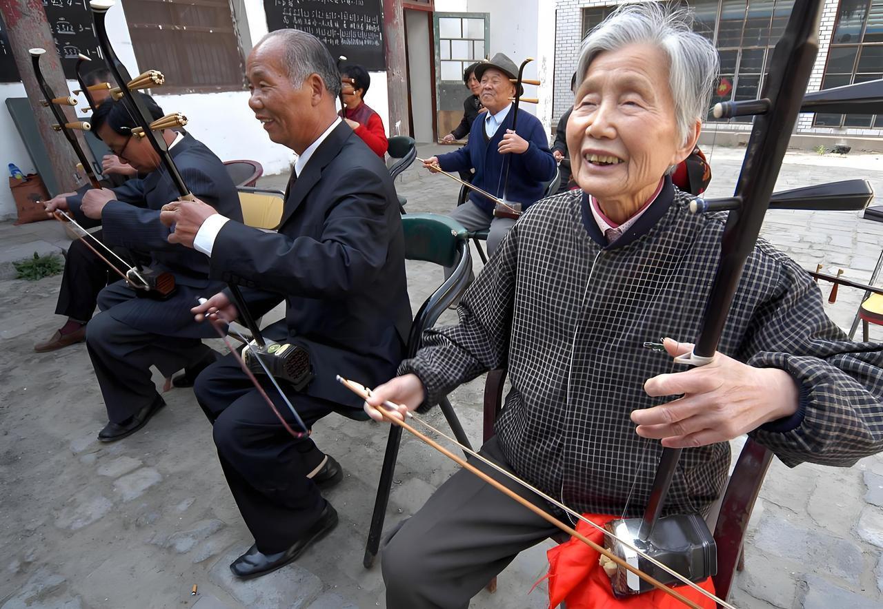老年人学二胡的目的大多数是为了一个乐子、多一项活动，多一项去处。
因而，再怎么着