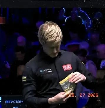 罗伯逊老谋深算笑到最后！
决胜局苦战良久，罗伯逊62-44险胜杰克琼斯，艰难迈进