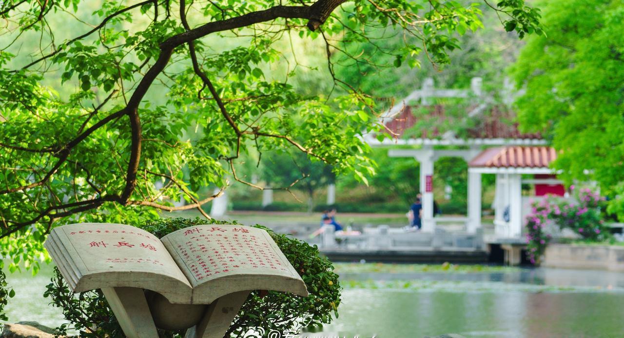 江淮悠悠滋学苑，八秩风华满庭芳
工大菁莪皆荟萃，万千学子尽栋梁
八十载耕耘不辍，