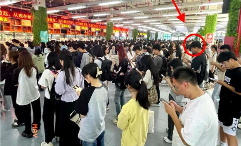 大学食堂里一名外国留学生插队打饭，被中国学生当场指出后，居然抬脚就把人踹倒。周围