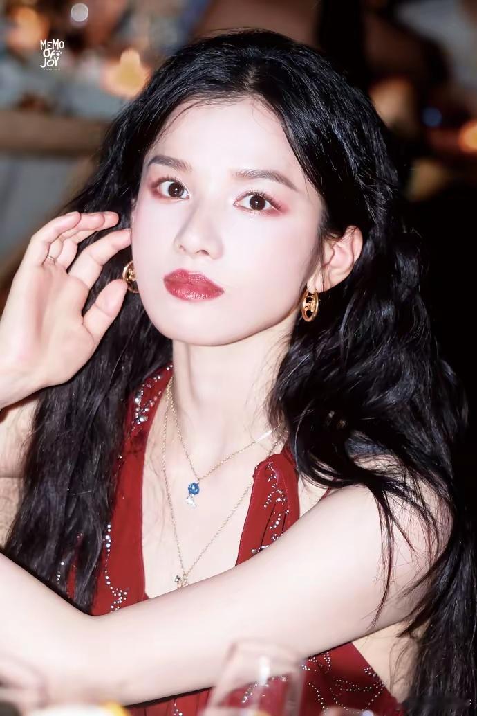 张婧仪换了“羊毛卷”发型更美了，穿红裙演绎名立场上的红玫瑰! ​​​