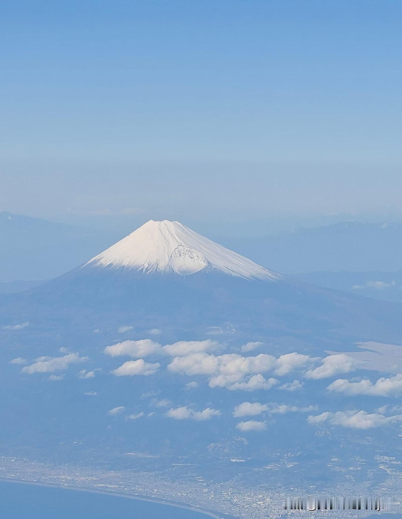 听了无数遍的富士山下，终于在飞机上见到了这抹白..