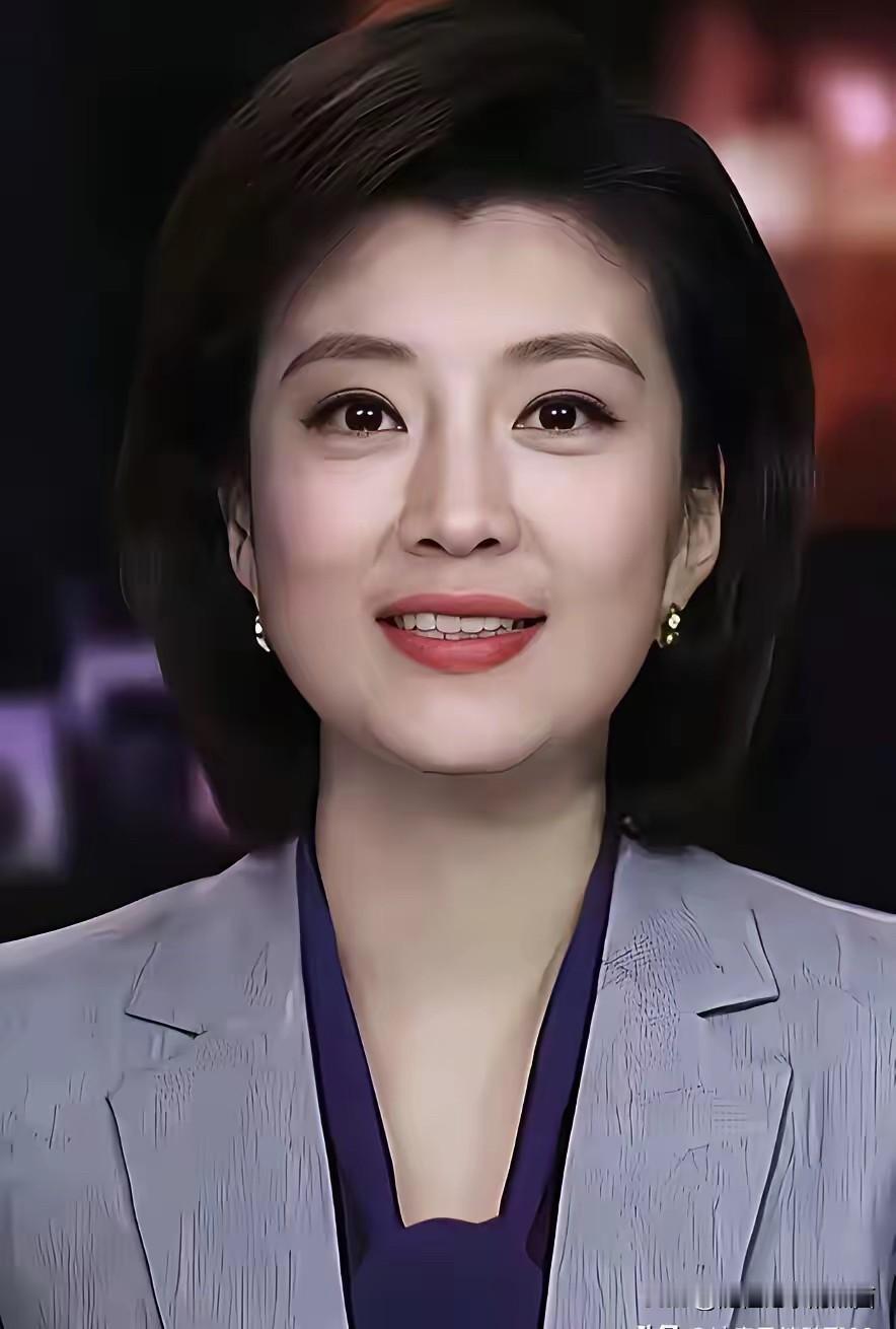 这个主持人的舞台妆实在是太美了，央视《海峡两岸》的主持人李红都没有她耐看。 
