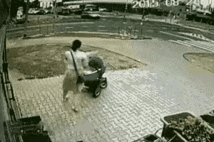 这位妈妈推的摇篮第一时间都不管了，只顾自己躲灰尘，这下摇篮里肯定全部是土灰了