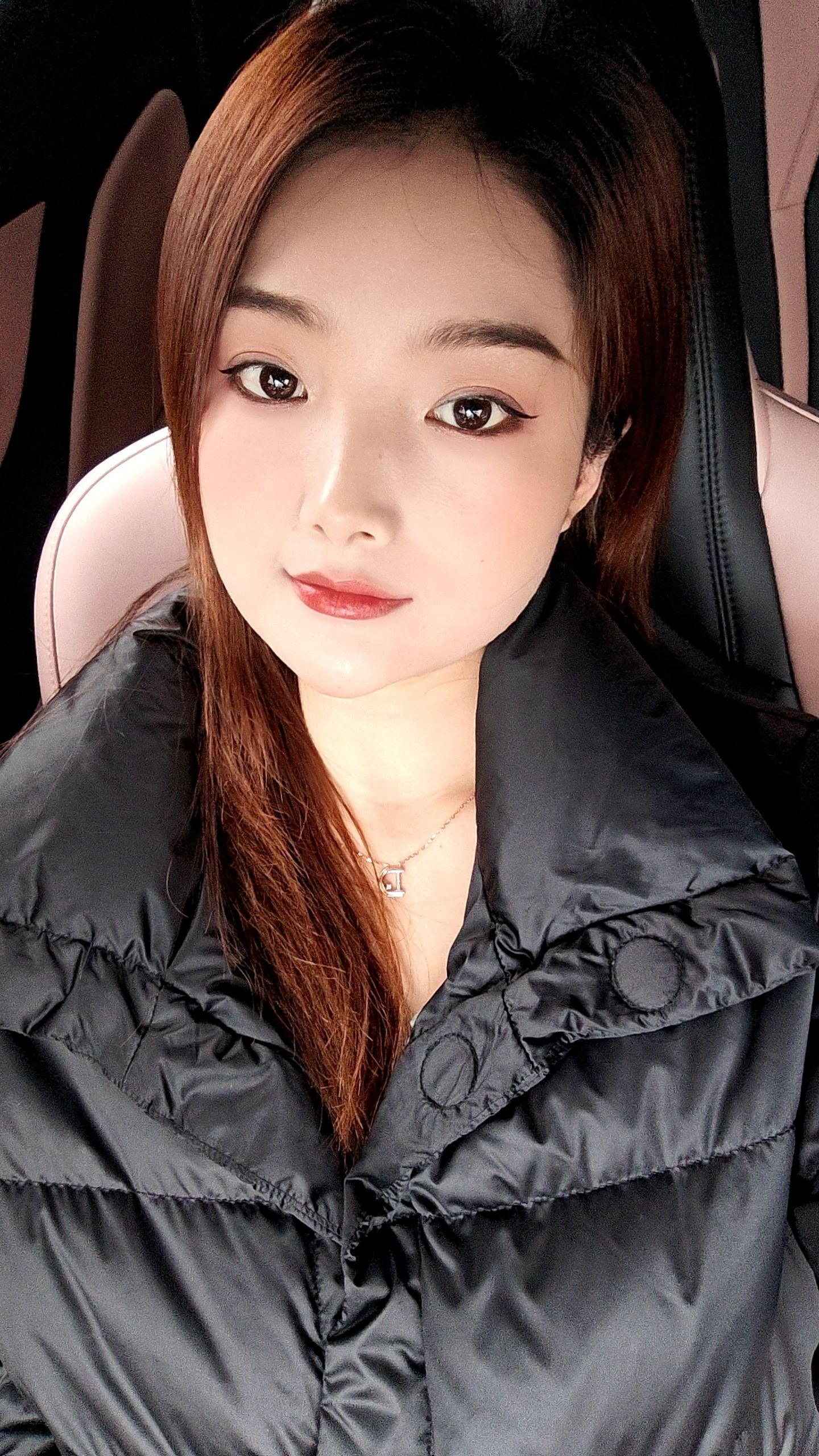 在所有人面前假装自己很好 接受一切  不敢谈及过去的一点一滴  甚至不...