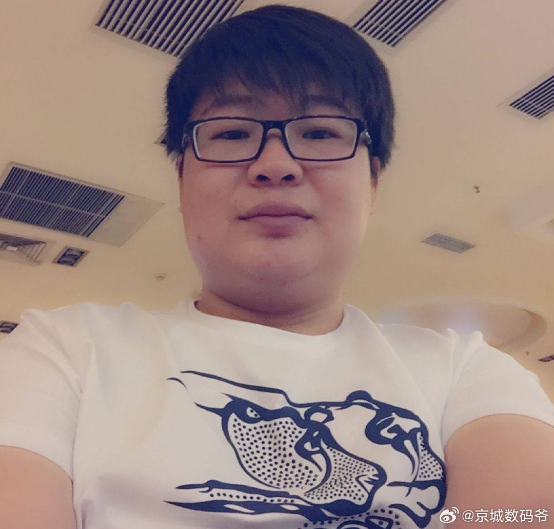 没做自媒体之前我也是满头黑发，也是非常青涩！做了自媒体之后，tmd头发都快掉光了