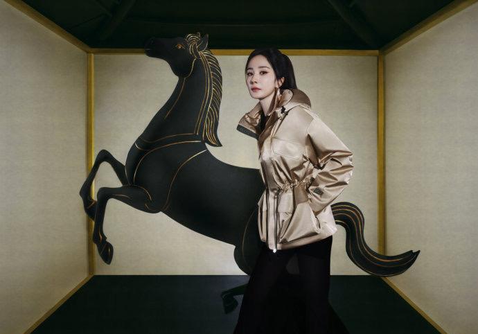 杨幂穿的不是羽绒服，是故宫的红墙，是云锦的纹路，是甘肃孩子手里的一件棉袄。
一小