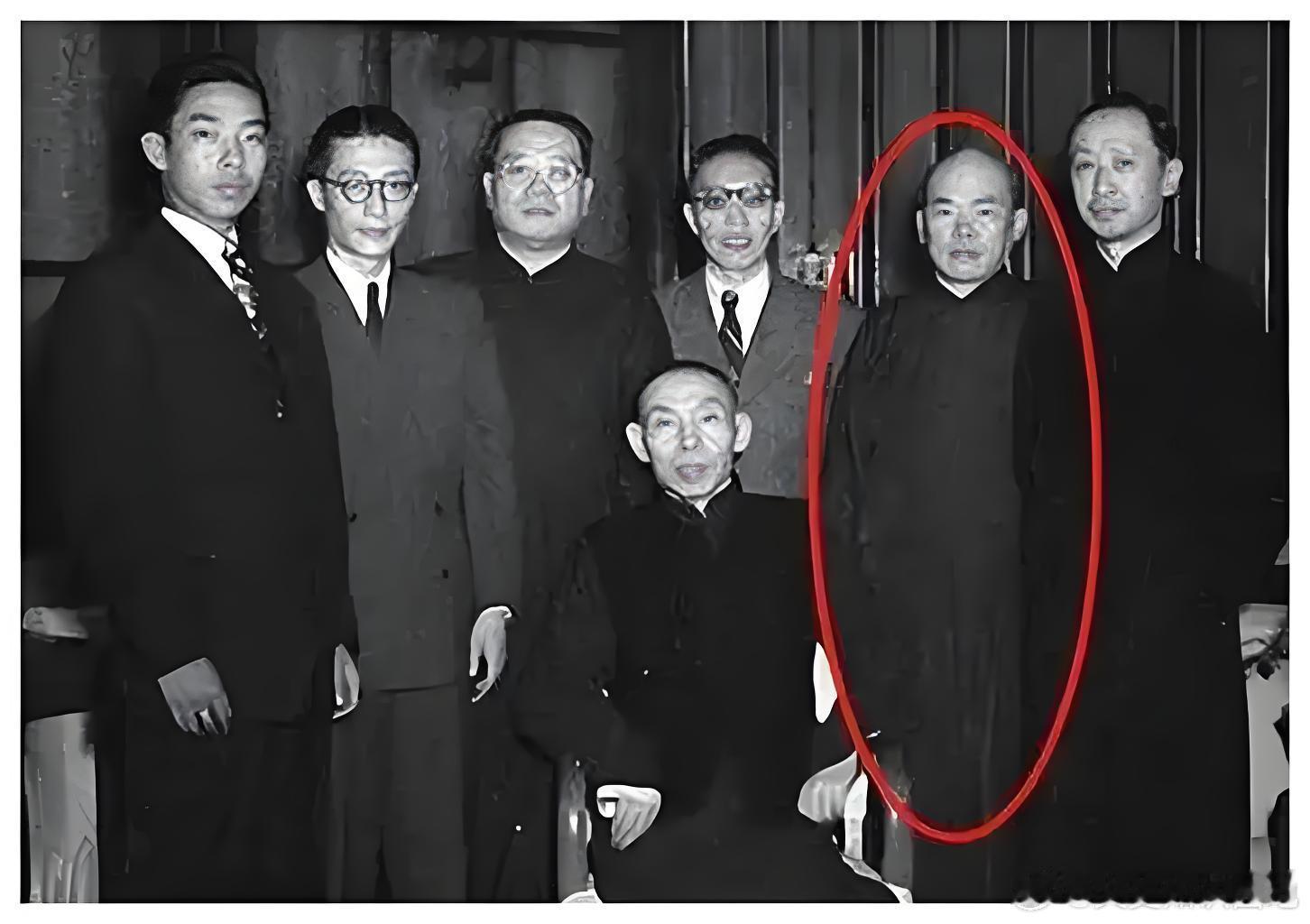 1940 年 12 月 21 日，杜月笙的头号大管家万墨林，在金门大酒店门口被四