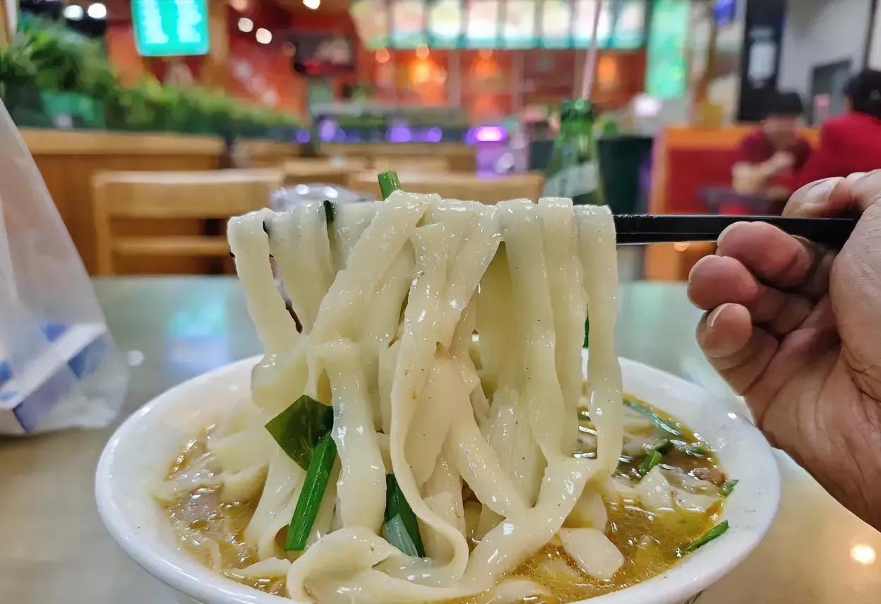 一家饭店的底线，藏在一碗免费的汤里。

2016年，小军刀削面大骨熬汤，面香汤浓