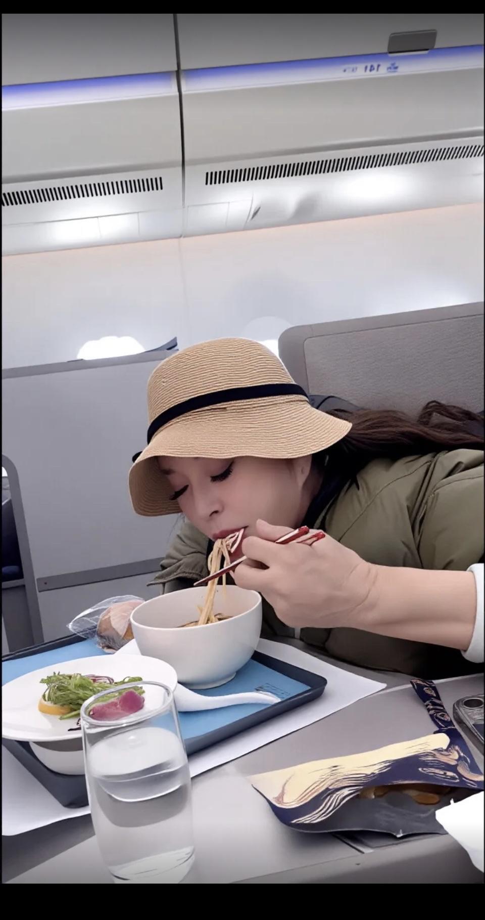 75岁刘晓庆飞机上工作不停歇，“工作才是最好奖赏”在这趟旅程中，刘晓庆完全沉浸在