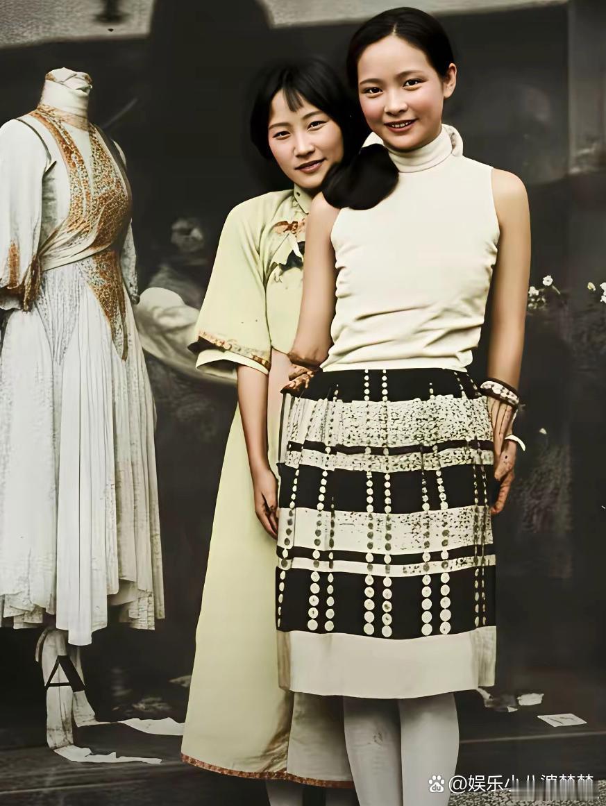 1927年，徐志摩老婆陆小曼、和唐瑛在某服装厂合影留念。当年陆小曼25岁，唐瑛1