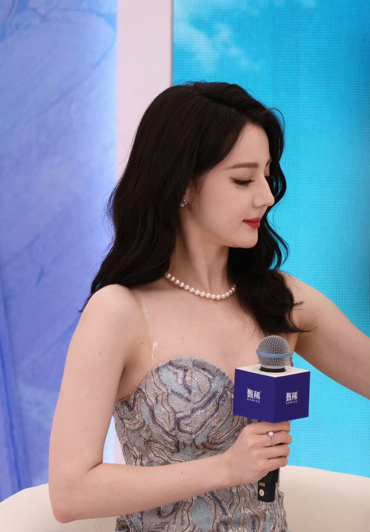 迷人的笑脸吸引视线 ​​​