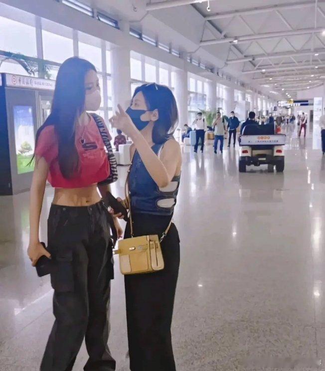 贾静雯长了一张让人看起来很高的脸！！ 她老公有次在节目里讲过她才一米五几而己，但