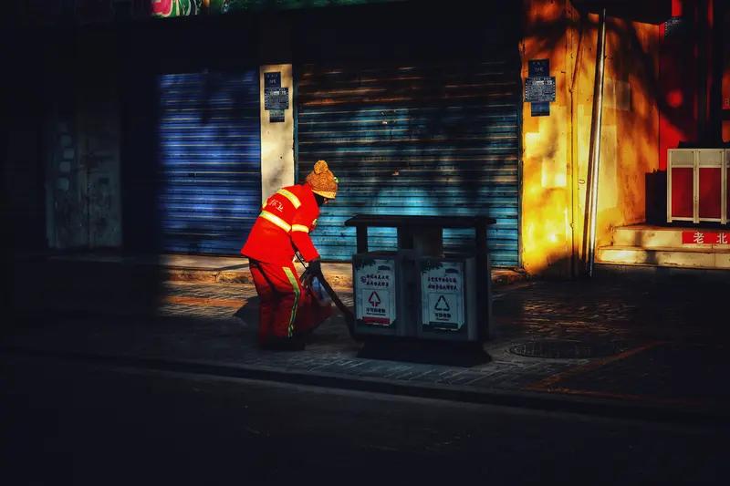 1月22日山西运城，传多地给环卫工佩戴装有定位器的工牌。运城环卫中心：初衷是保障