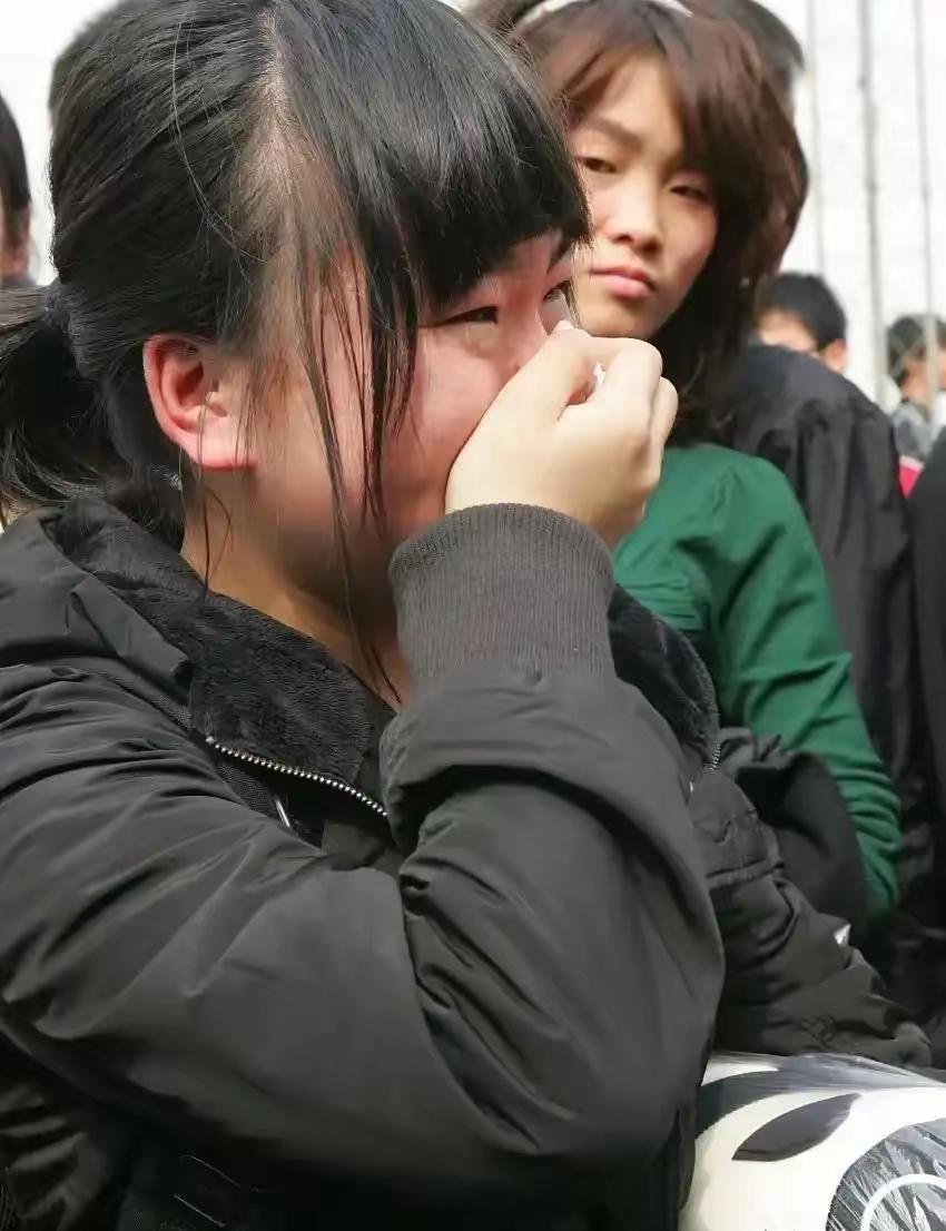 校门口，一名高二学生女孩，看见站在门口的男子，喊出一句称呼后，瞬间就哽咽流泪了。