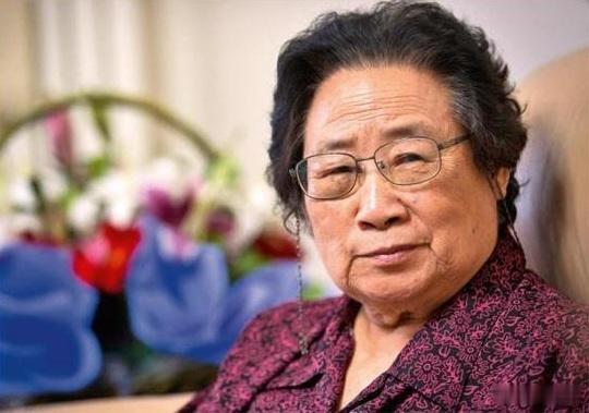 大概看懂屠呦呦成不了两院院士的原因了，院士年龄门槛是低于65岁，而屠呦呦获诺贝尔