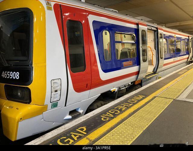 【在英国，两人因在火车上持刀袭击而被捕】
伦敦时间2025年11月1日晚上，英国