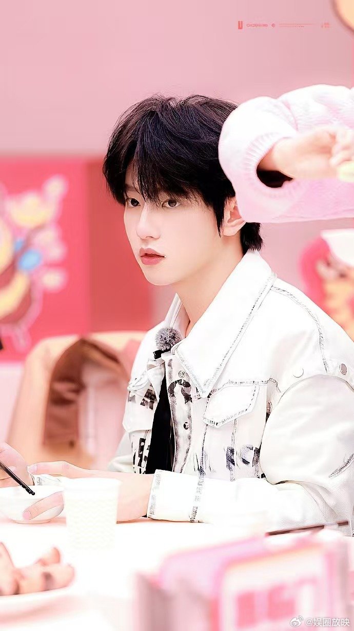 穆祉丞录综艺哭了穆祉丞被吓到腿软  谁看了不心疼小馒头啊！下期预告里穆祉丞被密室